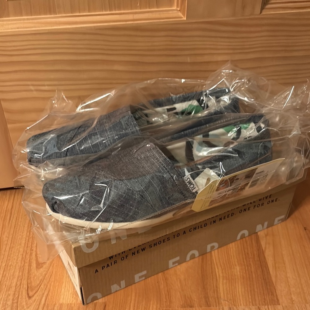 NWT TOMS Blue Chambray Shoes